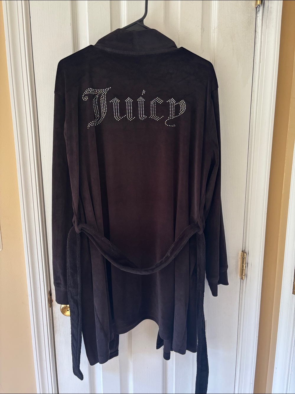 Juicy Couture Ladie’ Black Velour bathrobe with Rhinestone 'Juicy' Back Logo - Picture 2 of 4
